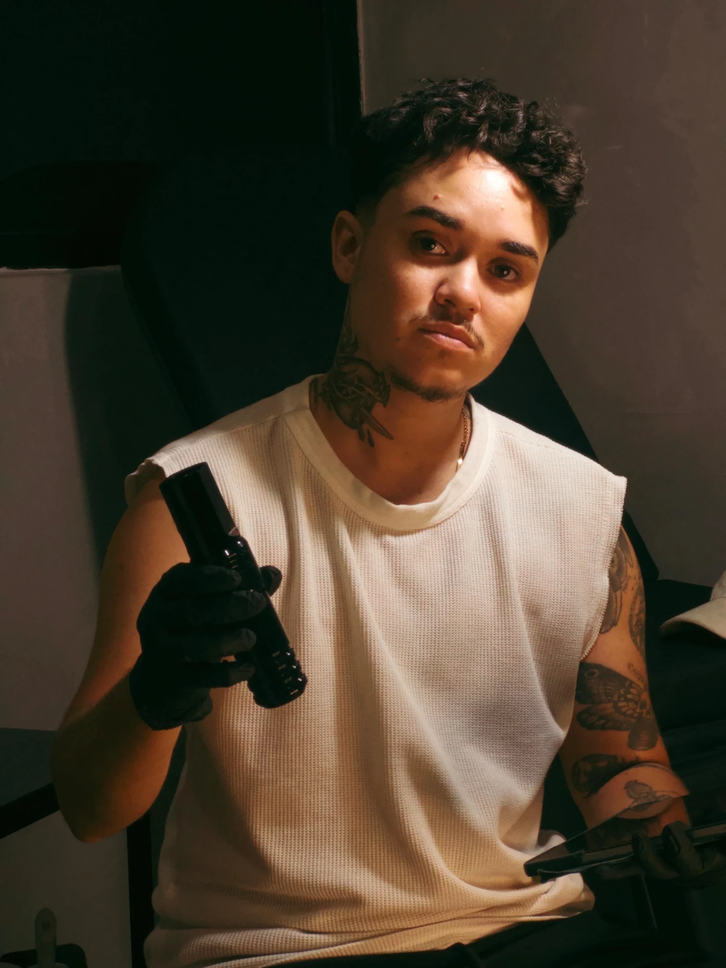 Retrato de Iure Gabriel, tatuador em João Pessoa, em seu estúdio privado